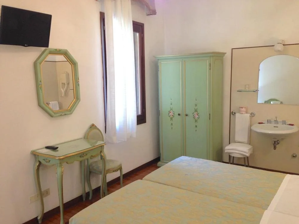 Double or Twin Room with Private External Bathroom — Hotel Serenissima
