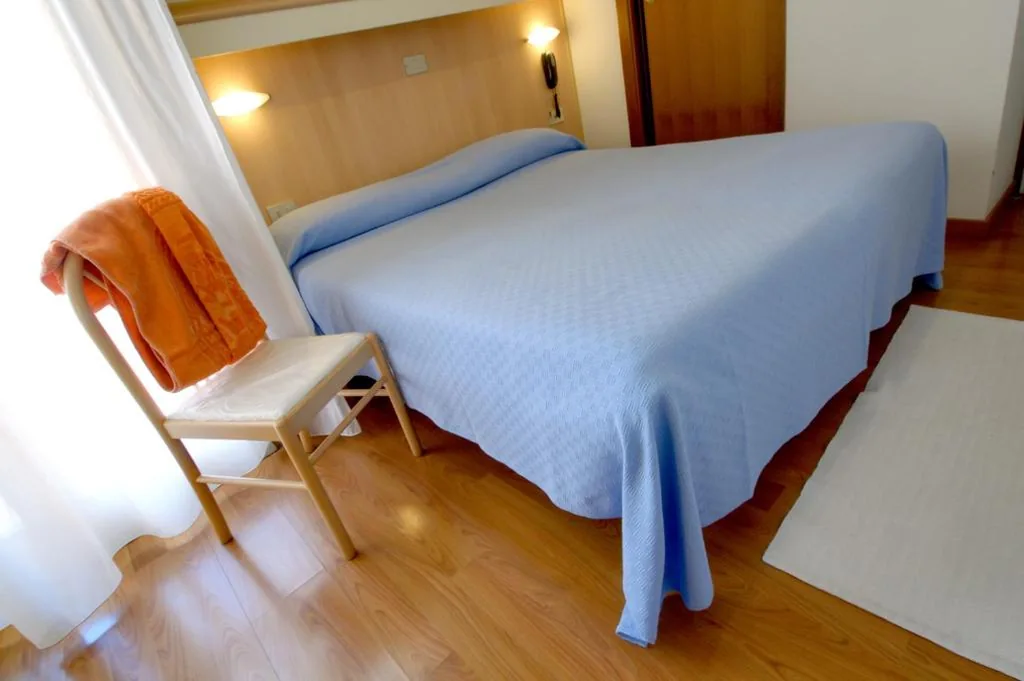 Camera Matrimoniale/Doppia con Letti Singoli con Balcone e Vista Mare Laterale — Hotel Telenia