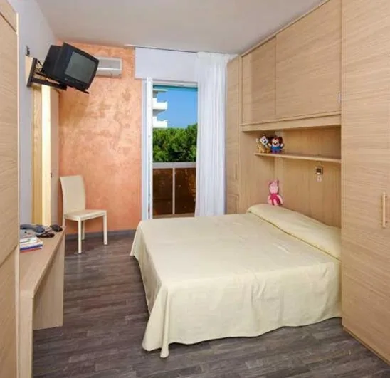 Camera Matrimoniale/Doppia con Letti Singoli con Balcone e Vista Mare Laterale — Hotel Villa Gioiosa