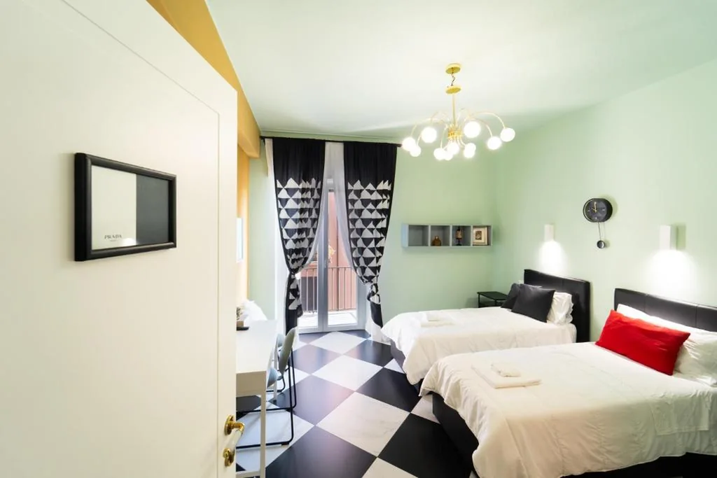 Camera Matrimoniale/Doppia con Letti Singoli con Balcone — Iconic Rooms Verona