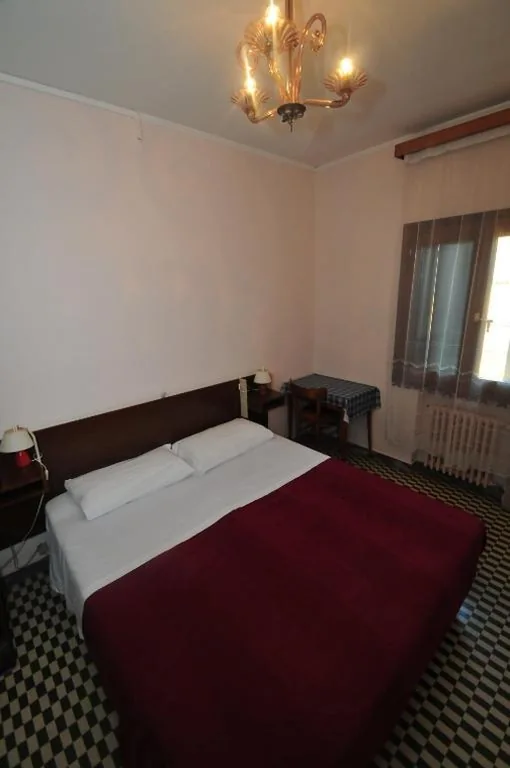 Camera Matrimoniale/Doppia con Letti Singoli con Bagno in Comune — Locanda Sant’Anna Hotel