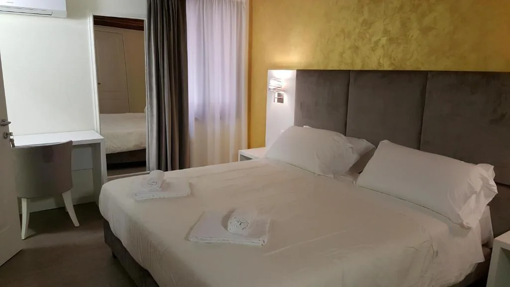 Camera Matrimoniale/Doppia con Letti Singoli con Bagno Privato — Maison d’Elite Guest House