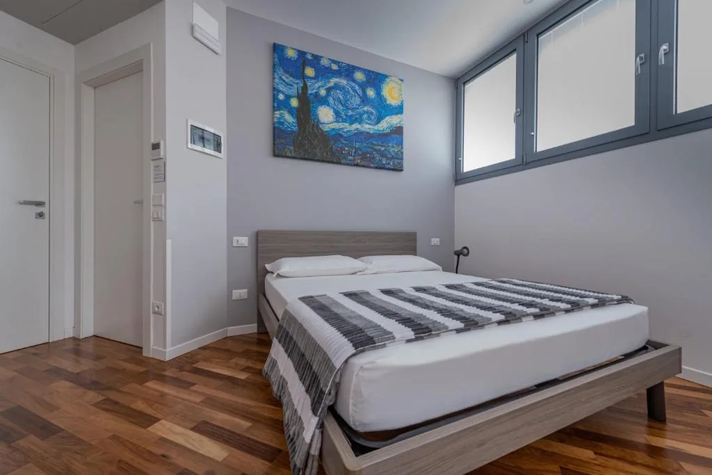 Camera Matrimoniale/Doppia con Letti Singoli con Bagno Privato — Marconi House