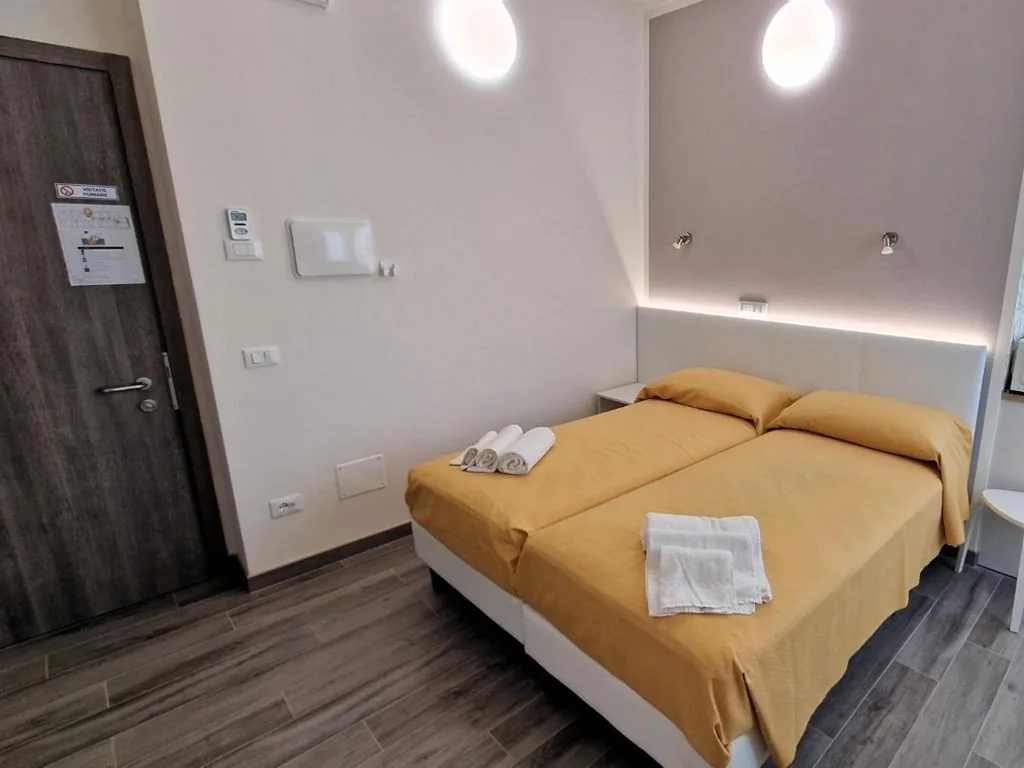 Camera Matrimoniale/Doppia con Letti Singoli con Bagno Privato — Medici Alloggi Turistici