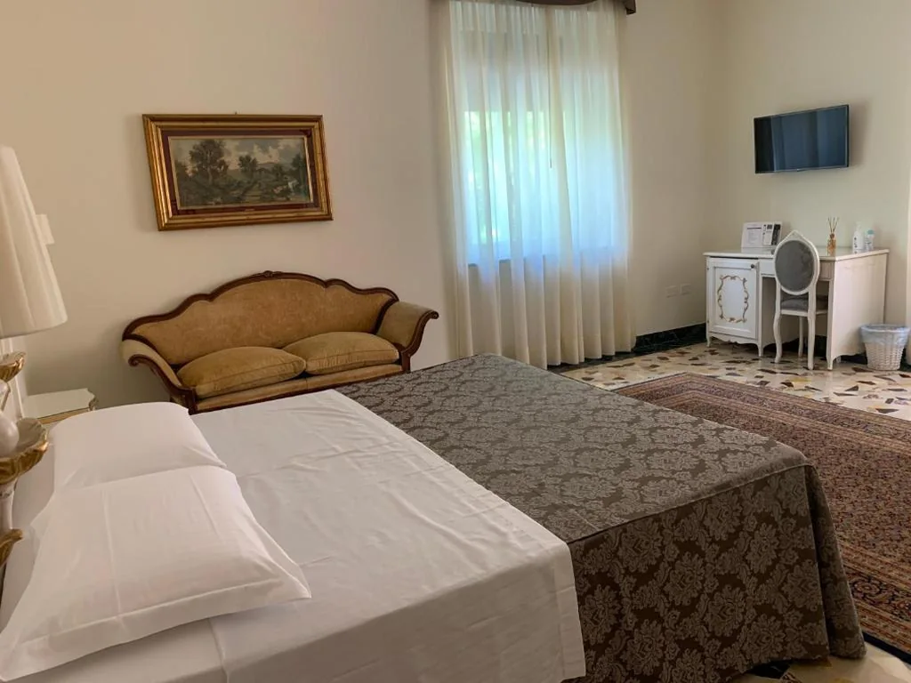 Camera Matrimoniale/Doppia con Letti Singoli con Bagno Privato Esterno — Notti sull’Adige