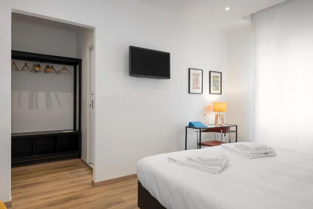 Double or Twin Room with Private Bathroom — ParcoSantaTeresa Suites LOC-02279
