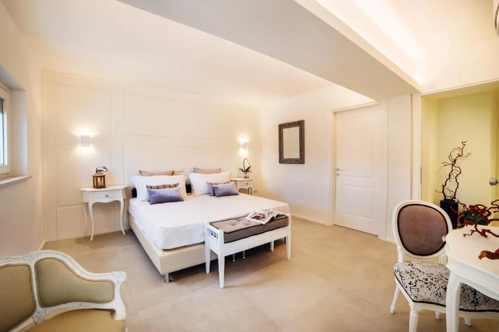 Double or Twin Room with Balcony and Partial Lake View — Riviera Carducci Rooms