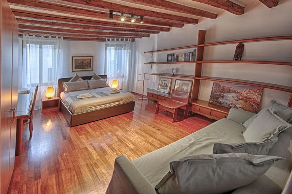 Camera Matrimoniale/Doppia con Letti Singoli con Bagno in Comune — San Giacomo Venezia