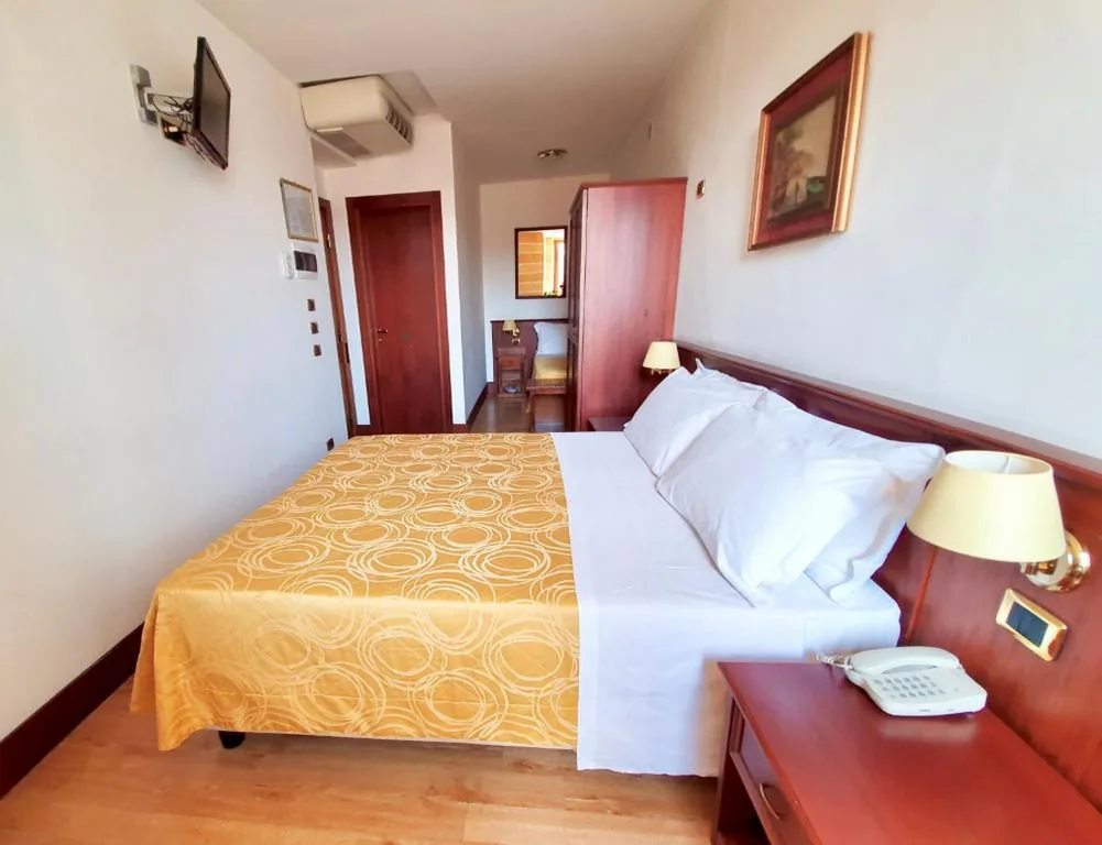 Camera Matrimoniale/Doppia con Letti Singoli con Letto Supplementare — Hotel Aurora