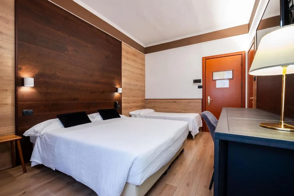 Camera Matrimoniale/Doppia con Letti Singoli con Letto Supplementare — Hotel Italia