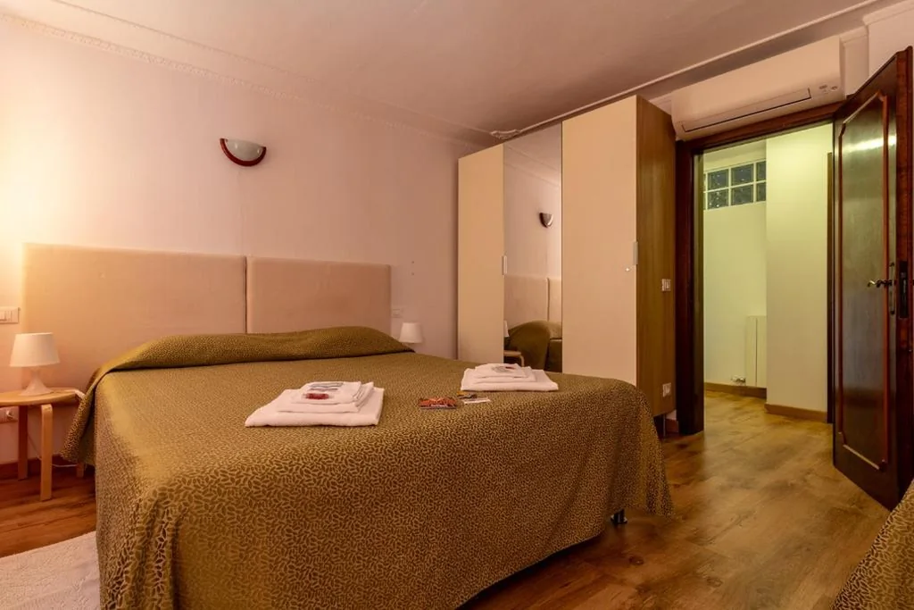 Camera Matrimoniale/Doppia con Letti Singoli con Letto Supplementare e Bagno in Comune — Veneziacentopercento Rooms