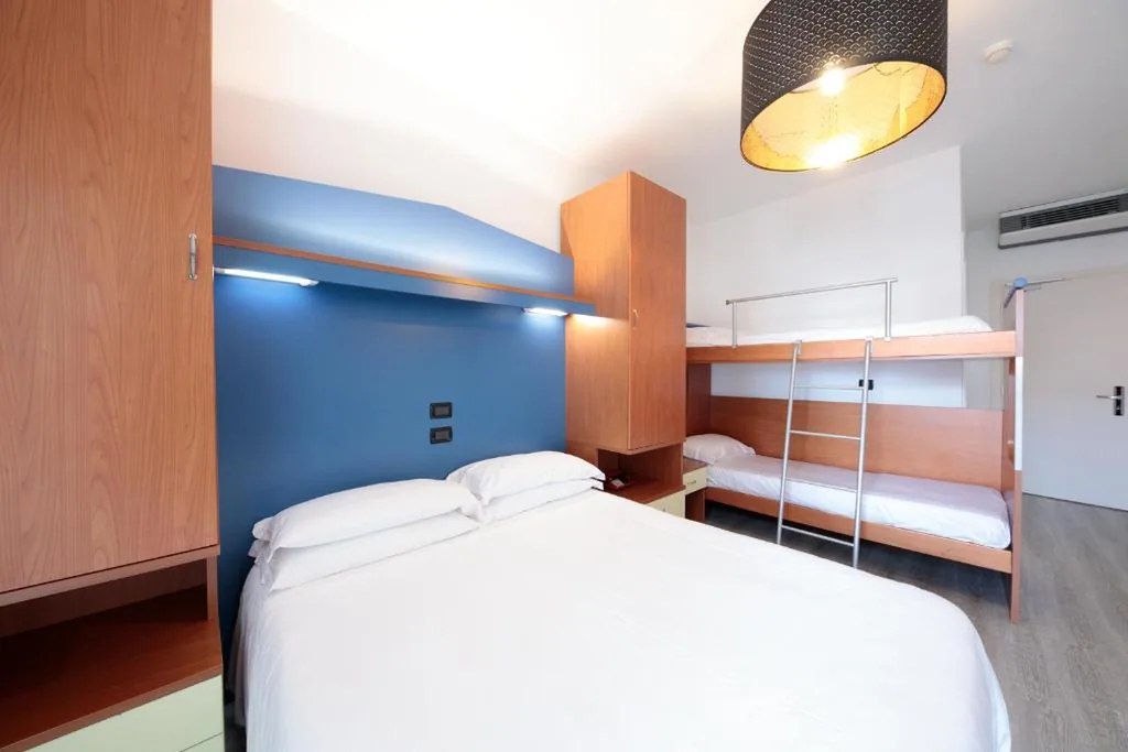 Camera Matrimoniale/Doppia con Letti Singoli con Terrazza — Hotel Derby S