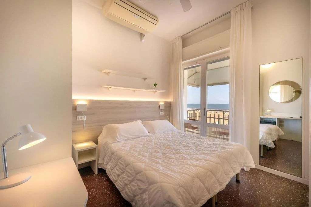 Camera Matrimoniale/Doppia con Letti Singoli con Terrazza e Vista Mare — Hotel Sanremo