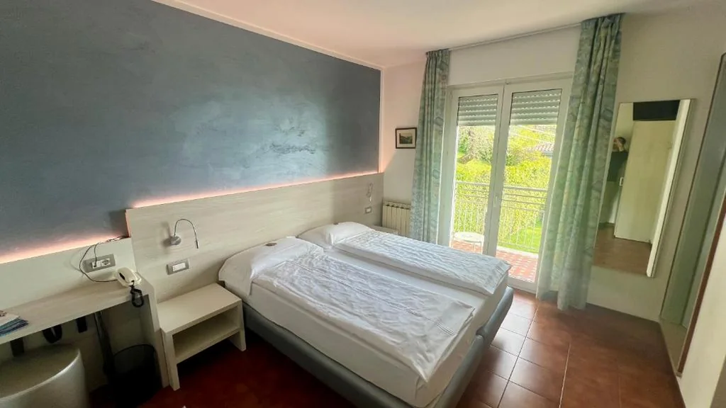 Double or Twin Room with Partial Lake View — Albergo Villa Edera