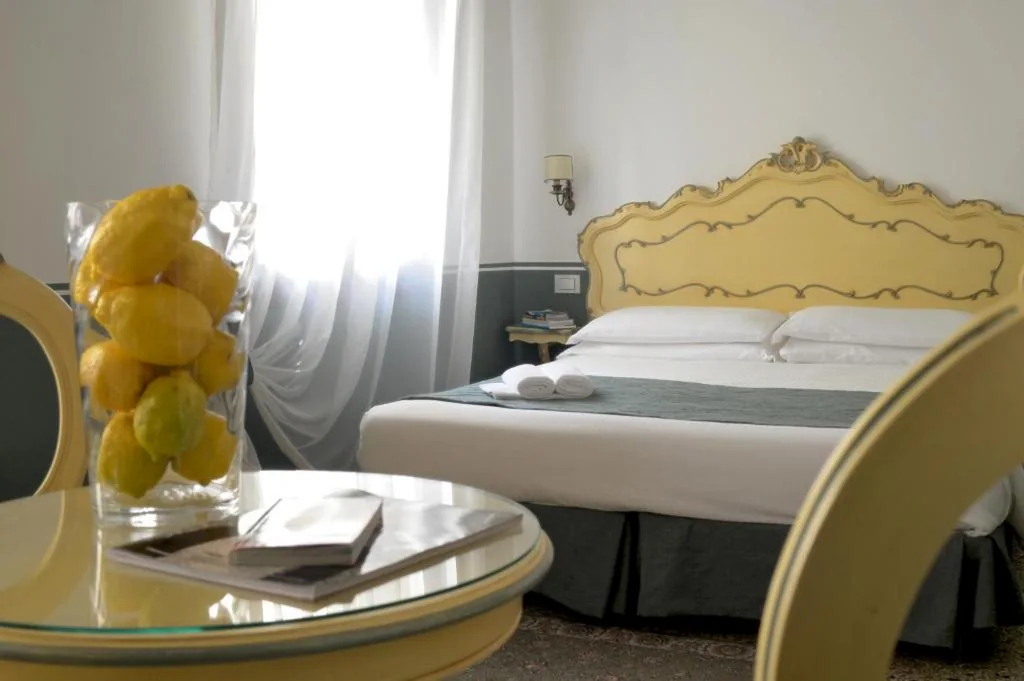 Double or Twin Room with Canal View — Ca’ San Trovaso – 6 Rooms