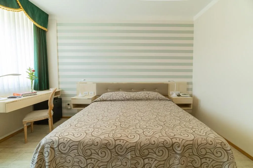Camera Matrimoniale/Doppia con Letti Singoli con Vista Piscina — Hotel Abano Astoria