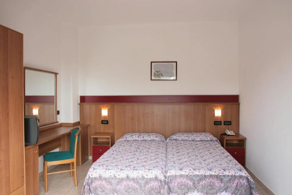 Camera Matrimoniale/Doppia con Letti Singoli con Vista Mare Laterale — Hotel Alla Rotonda