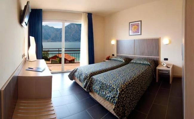 Camera Matrimoniale/Doppia con Letti Singoli con Vista Lago. — Hotel Anna