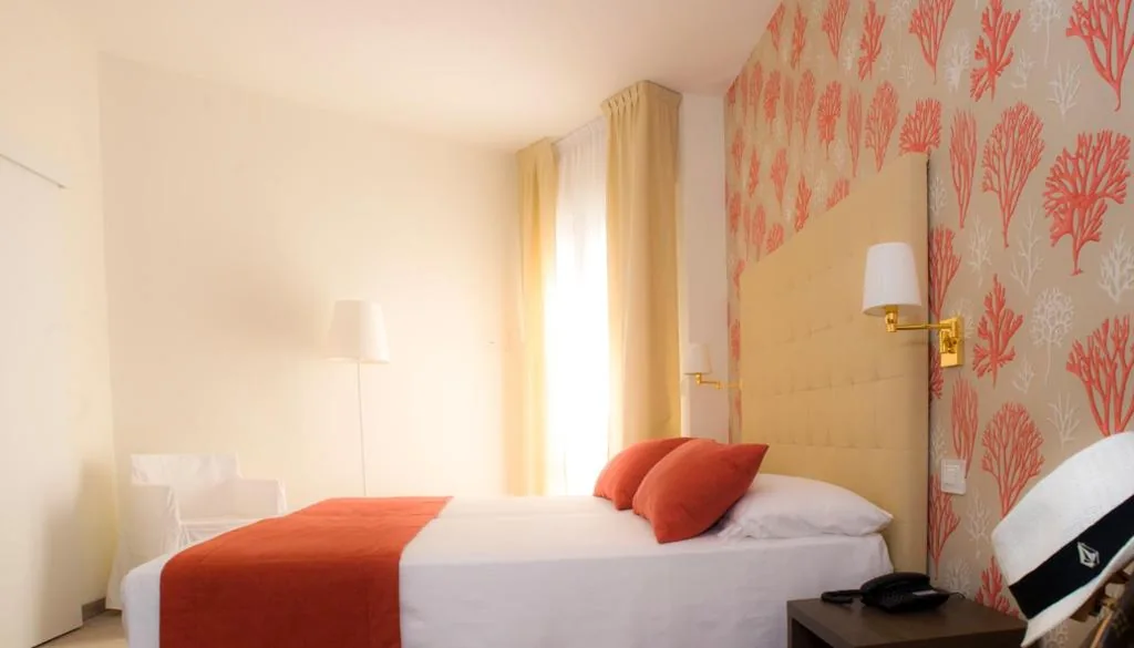 Camera Matrimoniale/Doppia con Letti Singoli con Vista Mare Parziale — Hotel Atlantico