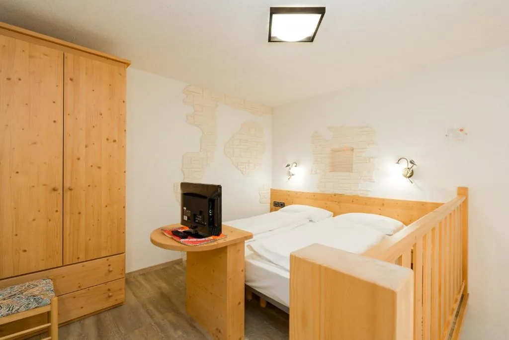 Camera Matrimoniale/Doppia con Letti Singoli con Vista Montagna — HOTEL B&B MARILENA