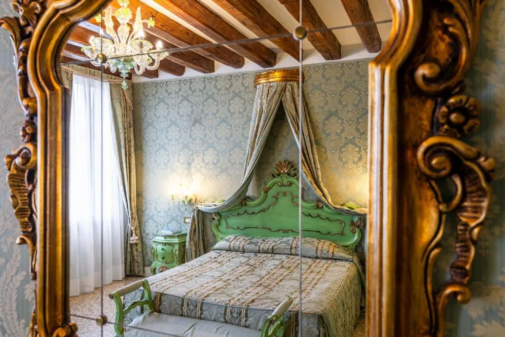 Double or Twin Room with Canal View — Hotel Ca’ Dogaressa