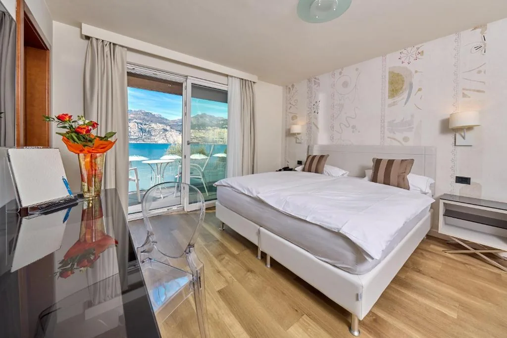 Camera Matrimoniale/Doppia con Letti Singoli con Vista Lago. — Hotel Capri