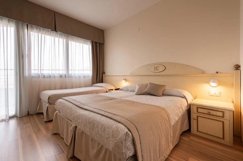 Camera Matrimoniale/Doppia con Letti Singoli con Vista Mare Laterale — Hotel Carlton