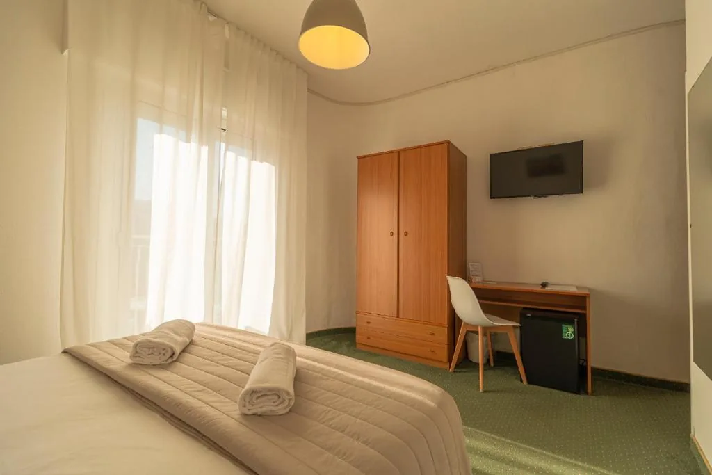 Camera Matrimoniale/Doppia con Letti Singoli con Vista Mare Laterale — Hotel Concordia