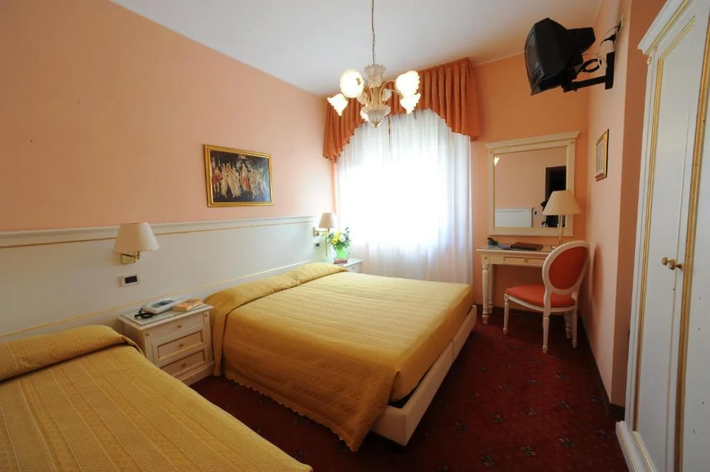 Camera Matrimoniale/Doppia con Letti Singoli con Vista Montagna — Hotel Cristallo