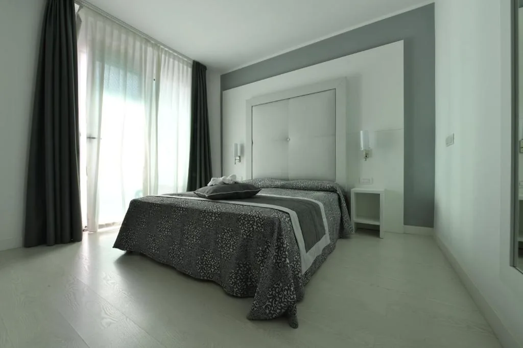 Double or Twin Room with Sea View and Beach Package — Hotel Europa