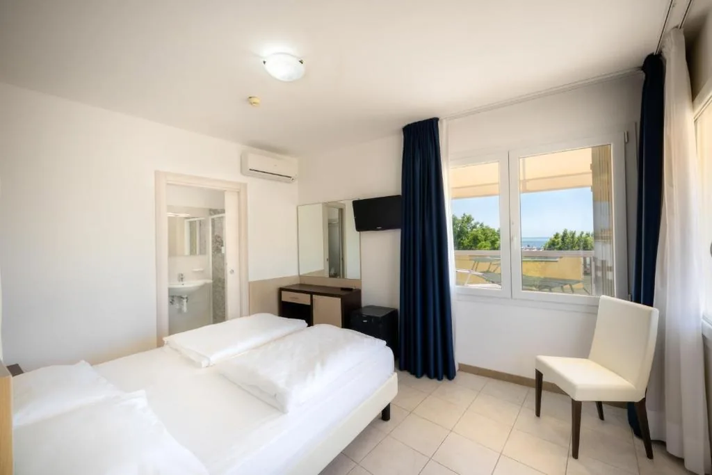 Camera Matrimoniale/Doppia con Letti Singoli con Vista Panoramica — Hotel Gardenia