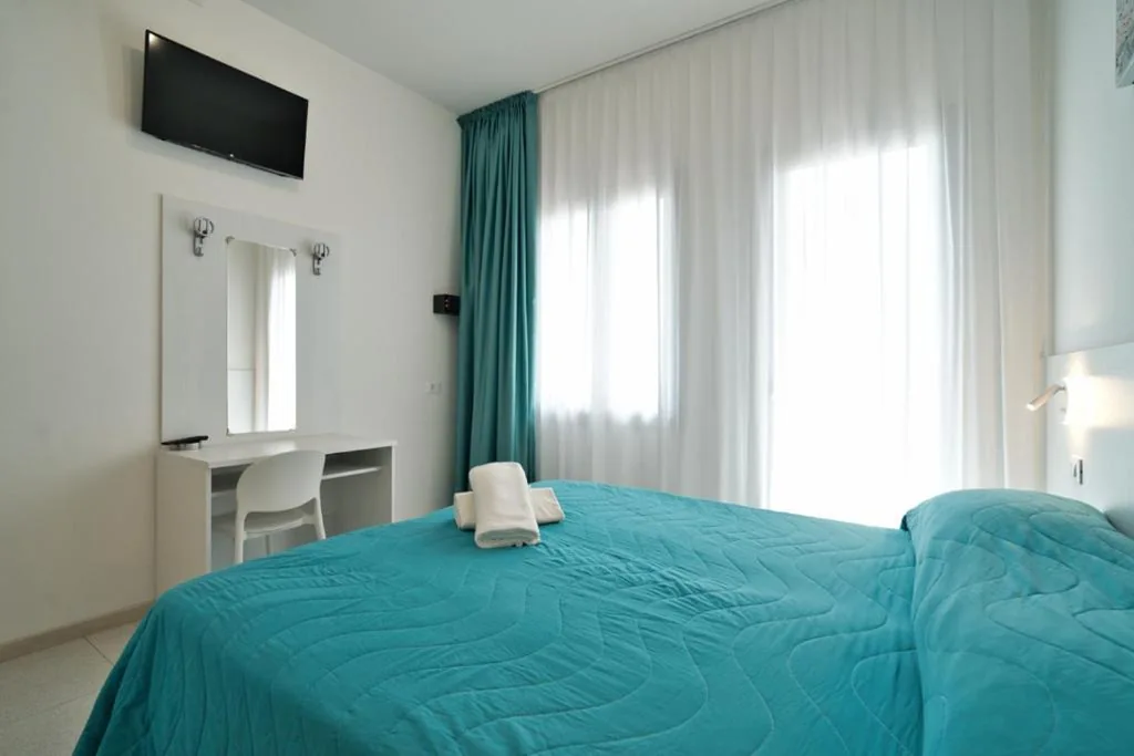 Camera Matrimoniale/Doppia con Letti Singoli con Vista Mare Laterale — Hotel Ideal Sottomarina