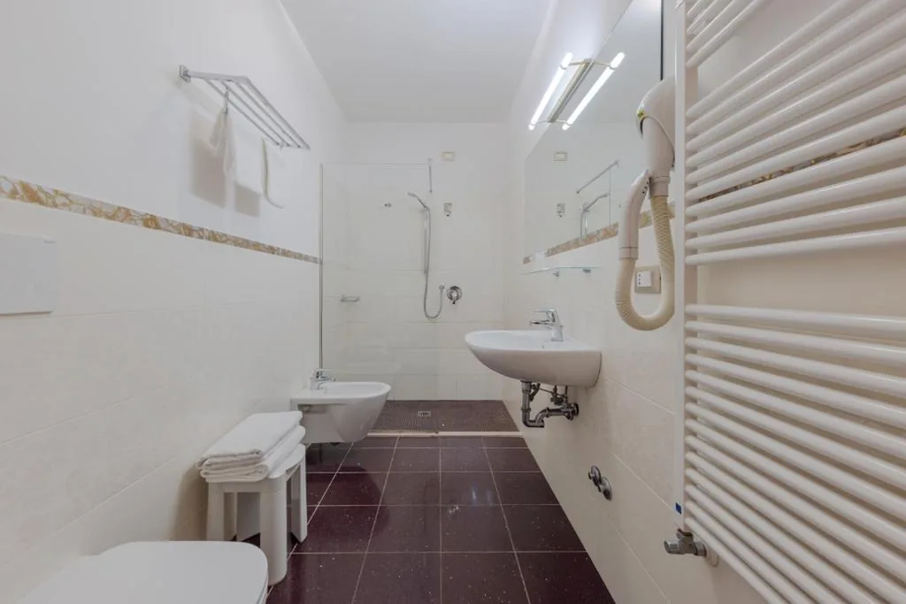 Camera Matrimoniale/Doppia con Letti Singoli con Vista Canale — Hotel Marte