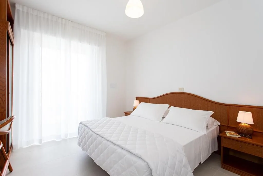 Camera Matrimoniale/Doppia con Letti Singoli con Vista Mare Parziale — Hotel Mirafiori