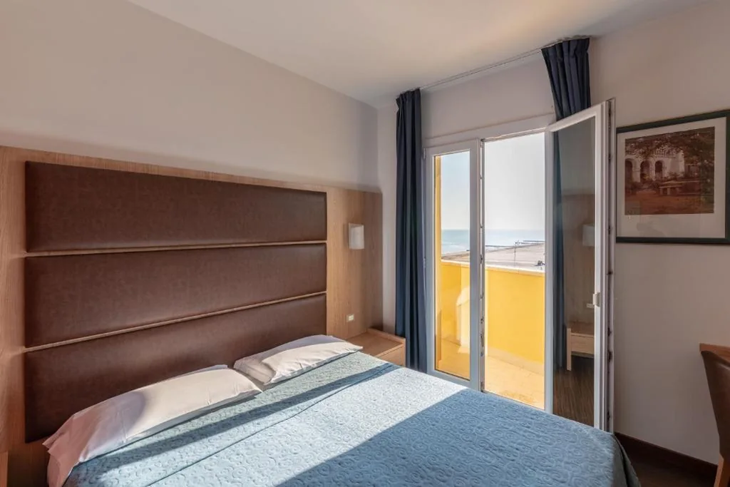 Camera Matrimoniale/Doppia con Letti Singoli con Vista Mare Parziale — Hotel Mondial