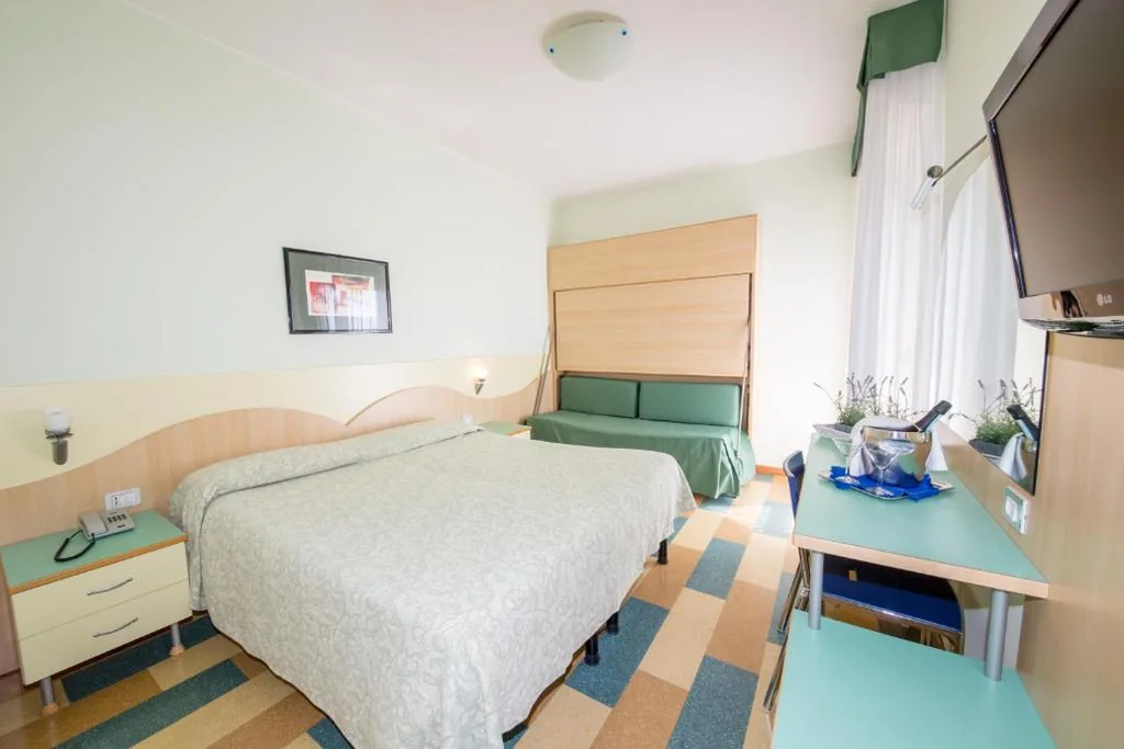 Camera Matrimoniale/Doppia con Letti Singoli con Vista Mare — Hotel Nember