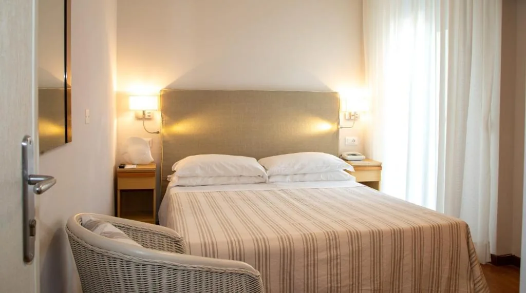 Camera Matrimoniale/Doppia con Letti Singoli con Vista Mare Parziale — Hotel Plaza Esplanade