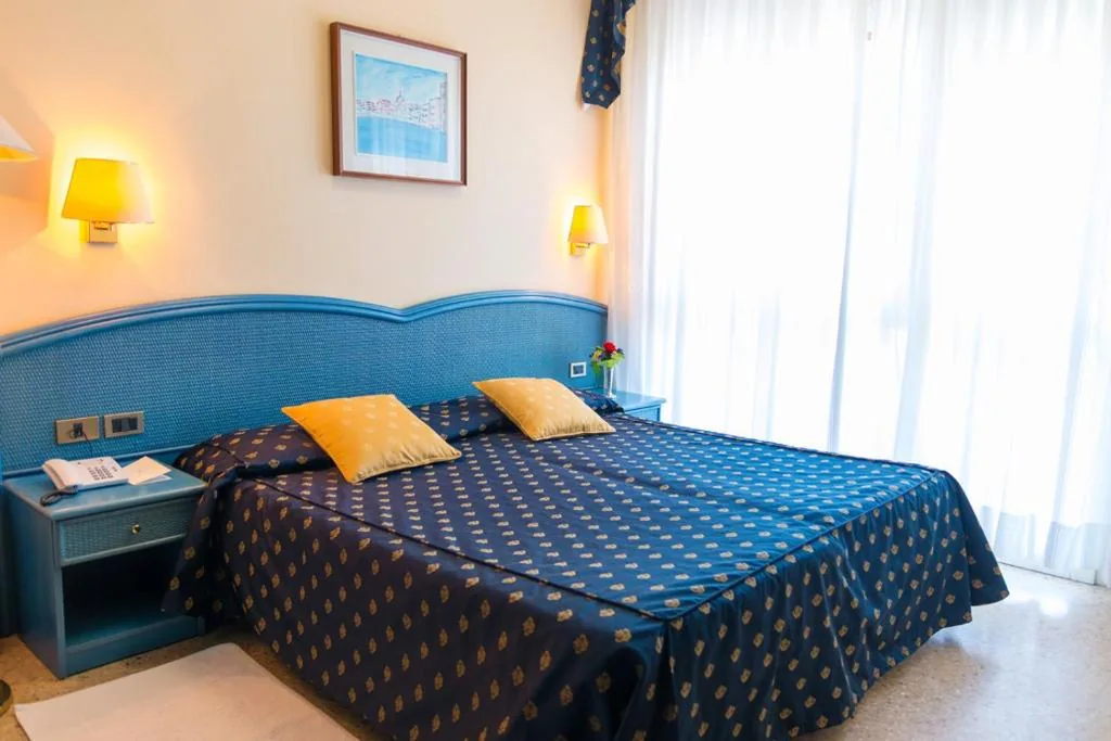 Double or Twin Room with Side Sea View — Hotel Principe