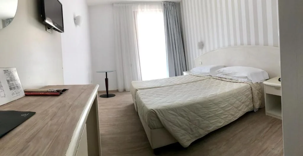 Camera Matrimoniale/Doppia con Letti Singoli con Vista Lago. — Hotel Roma