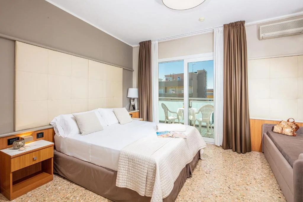 Camera Matrimoniale/Doppia con Letti Singoli con Vista Mare Parziale — Hotel Royal