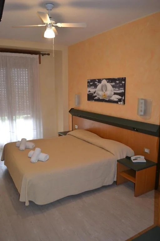 Camera Matrimoniale/Doppia con Letti Singoli con Vista Lago. — Hotel Smeraldo