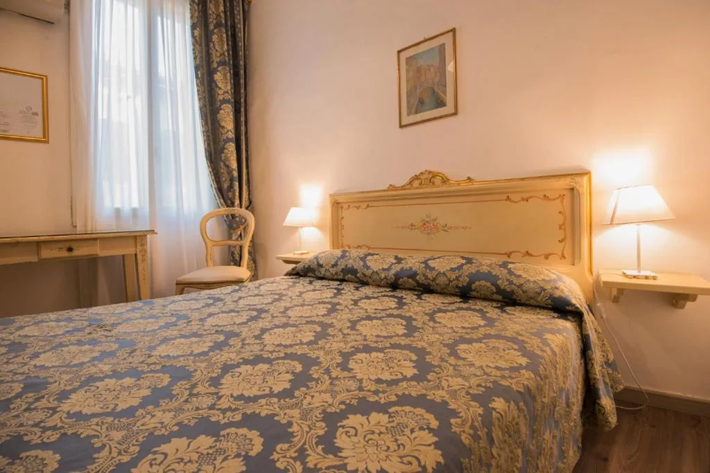 Double or Twin Room with Private Bathroom — Albergo Casa Peron