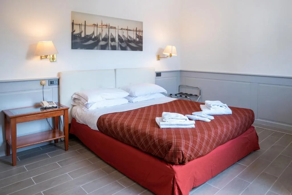Camera Matrimoniale/Doppia con Letti Singoli — Hotel alla giustizia