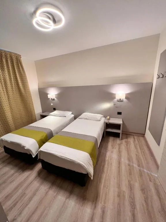 Camera Matrimoniale/Doppia con Letti Singoli — Hotel Aurora
