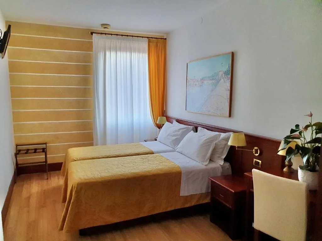 Camera Matrimoniale/Doppia con Letti Singoli — Hotel Aurora