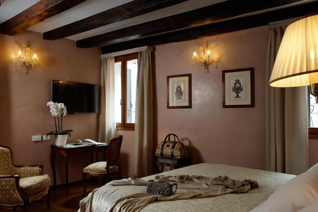 Camera Matrimoniale/Doppia con Letti Singoli — Hotel Bisanzio