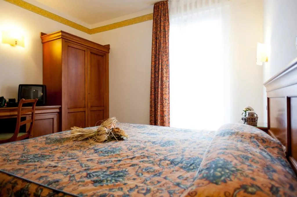 Camera Matrimoniale/Doppia con Letti Singoli — Hotel Bologna
