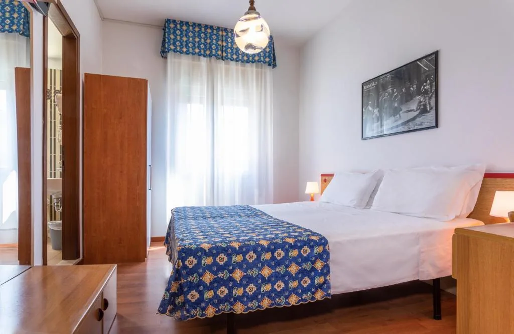 Camera Matrimoniale/Doppia con Letti Singoli — Hotel Diana