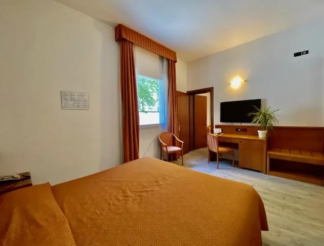 Camera Matrimoniale/Doppia con Letti Singoli — Hotel Garibaldi