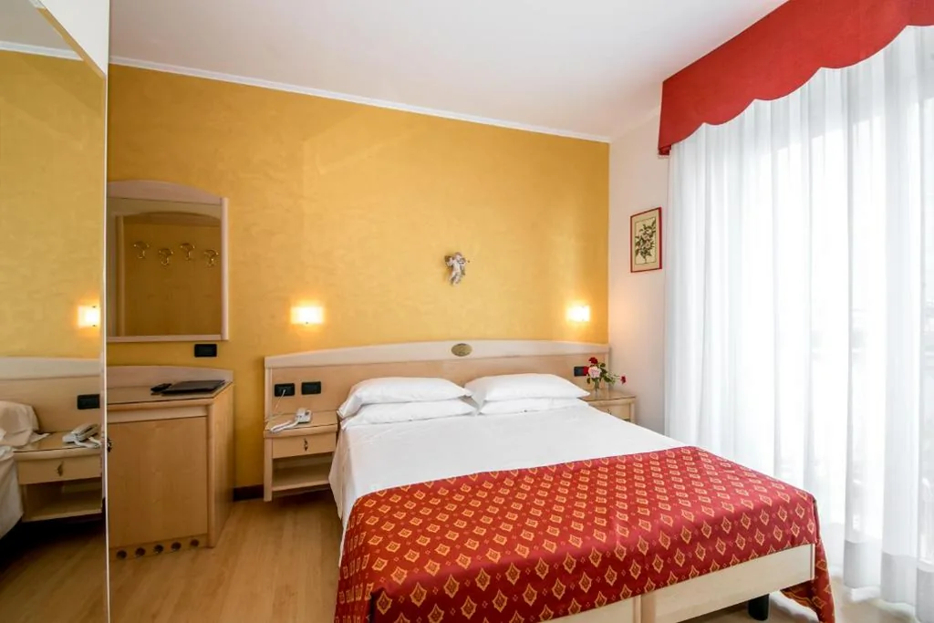 Camera Matrimoniale/Doppia con Letti Singoli — Hotel Helios